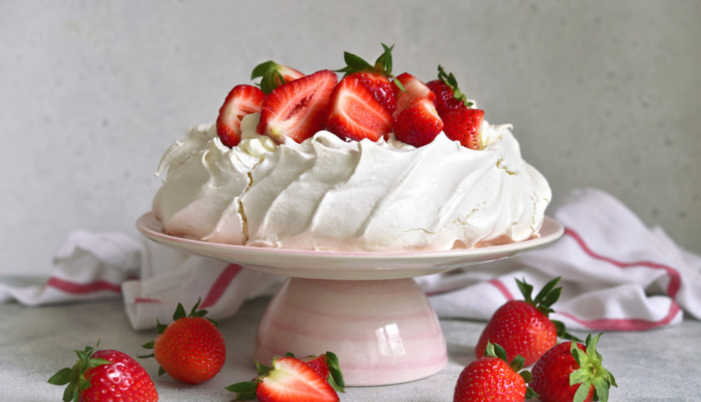 beze torta sa voćem