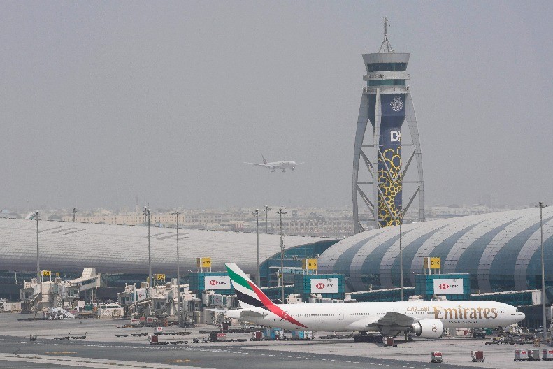 "UDALJITE SE OD PROZORA!" Uzbuna na aerodromu u Dubaiju, pala dva drona, ima povređenih (FOTO/VIDEO) |Svet