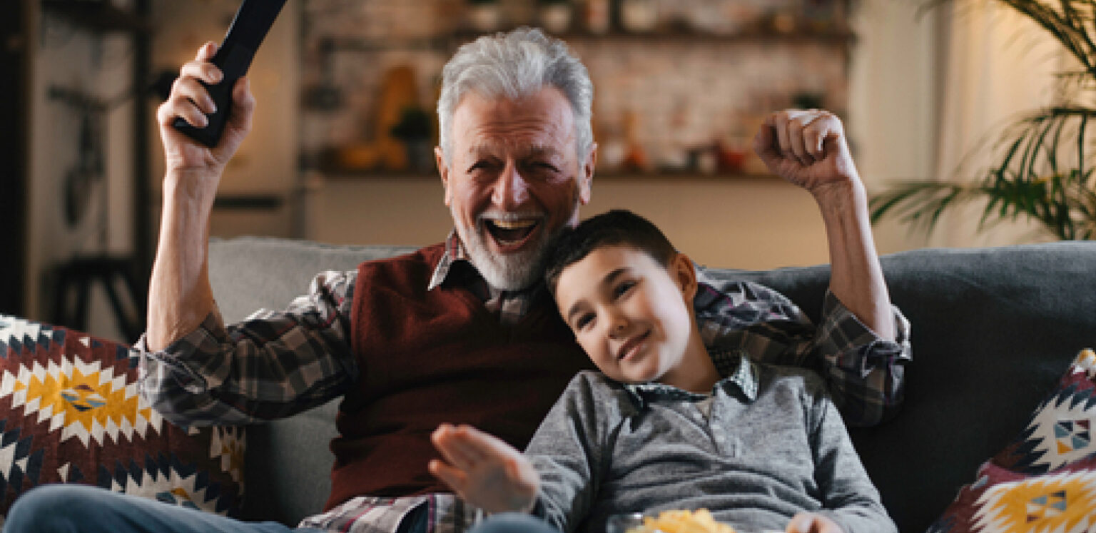 deda gleda televior s unukom