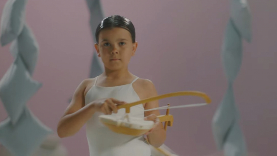 Devojčica pleše uz gusle