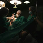 Jedenje placente posle porođaja: Trend bez dokaza i sa realnim rizicima