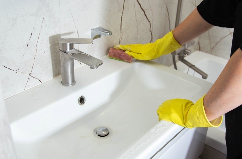 3 sastojka razaraju kamenac: Kako očistiti lavabo, ova mešavina sljušti svu prljavštinu