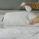 Žute jastučnice ponovo mogu biti bele kao sneg – trik od 20 dinara koji uklanja tvrdokorne fleke