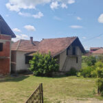 Dve kuće na 10 ari za 26.000 evra! Uz pomoć države majke mogu lakše do doma za čitavu porodicu