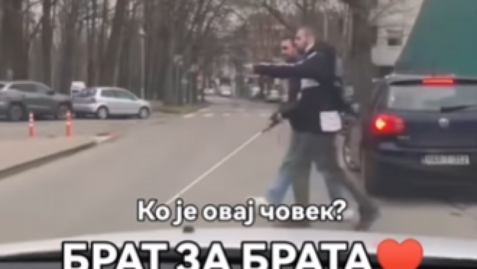momak pomogao slepom mladiću da predje ulicu