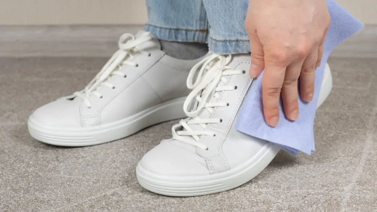 BELE PATIKE KAO NOVE ZA PAR MINUTA: Ovi trikovi brišu mrlje i ogrebotine bez muke