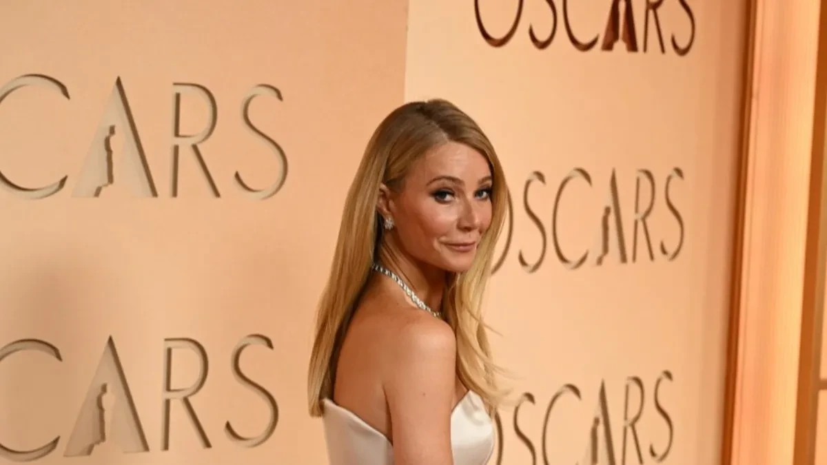 Bela haljina inspirisana sunčanim danima: Osvežite izgled ovim klasičnim komadom, ali sa drugačijim krojem