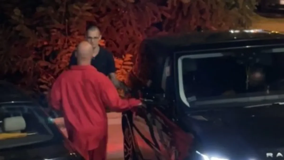 ĆERKA NAŠEG PEVAČA RADI U MINISTARSTVU SPOLJNIH POSLOVA Deca mu se nikada nisu javno eksponirala!