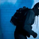 DEČAK OTERAO NAORUŽANE LOPOVE! Upali u kuću u nameri da opljačkaju, usledio šok