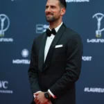 ĐOKOVIĆEVA HUMANOST NA DELU Reakcija Novaka dirnula sve: Srbin joj dao autogram na dodeli nagrada, njenom oduševljenju nema kraja