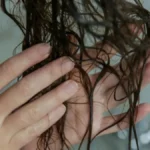 Evo šta se dešava kad peglate mokru kosu: Odgovor frizera će vas zateći