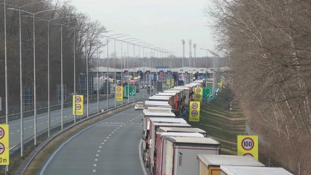 HAOS NA GRANICI SA SRBIJOM Kamioni stoje po 4 sata