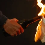 HAOS U RIPNJU, BAČEN MOLOTOVLJEV KOKTEL NA POGREBNU RADNJU Napadač razbio izlog pa usledio horor, ovo su detalji incidenta