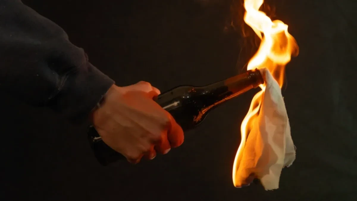 HAOS U RIPNJU, BAČEN MOLOTOVLJEV KOKTEL NA POGREBNU RADNJU Napadač razbio izlog pa usledio horor, ovo su detalji incidenta