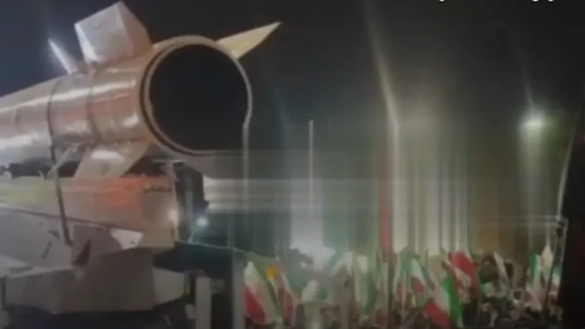 IZVUKLI RAKETE NA ULICE: Svet u šoku — ovo je poruka koja ledi krv (VIDEO)