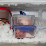 Imate debeo sloj leda u zamrzivaču? Stavite unutra ovu namirnicu i rešen problem!