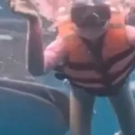 JEZIV TRENUTAK U MORU Snimala selfi, a iza nje se pojavio DŽIN iz dubine! (VIDEO)