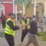 JEZIVI PRIZORI U ELITI! Bacao sve ispred sebe, obezbeđenje nije moglo da ga obuzda!