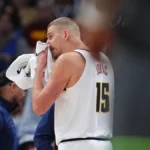 JOKIĆA GURNULI SA TERENA Skandal na meču Denvera i Minesote (VIDEO)