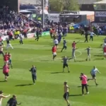 LUĐE OD OVOGA NE MOŽE Dali gol u 95. minutu, navijači uleteli na teren, a onda je usledio nestvaran šok (VIDEO)