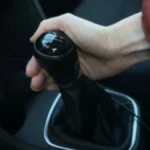 MISTERIJA „E“ NA MENJAČU! Većina vozača nema pojma šta znači – a štedi novac!