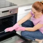 Mučite se da očistite rernu? Trik sa ovom tabletom skine masnoću za 10 minuta!