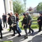 NA SAHRANI NIJE BILA, SAD JE DOŠLA U BRESTAČ NA POMEN LAZIĆEVOM BRATU Krije se od svih nema od bola