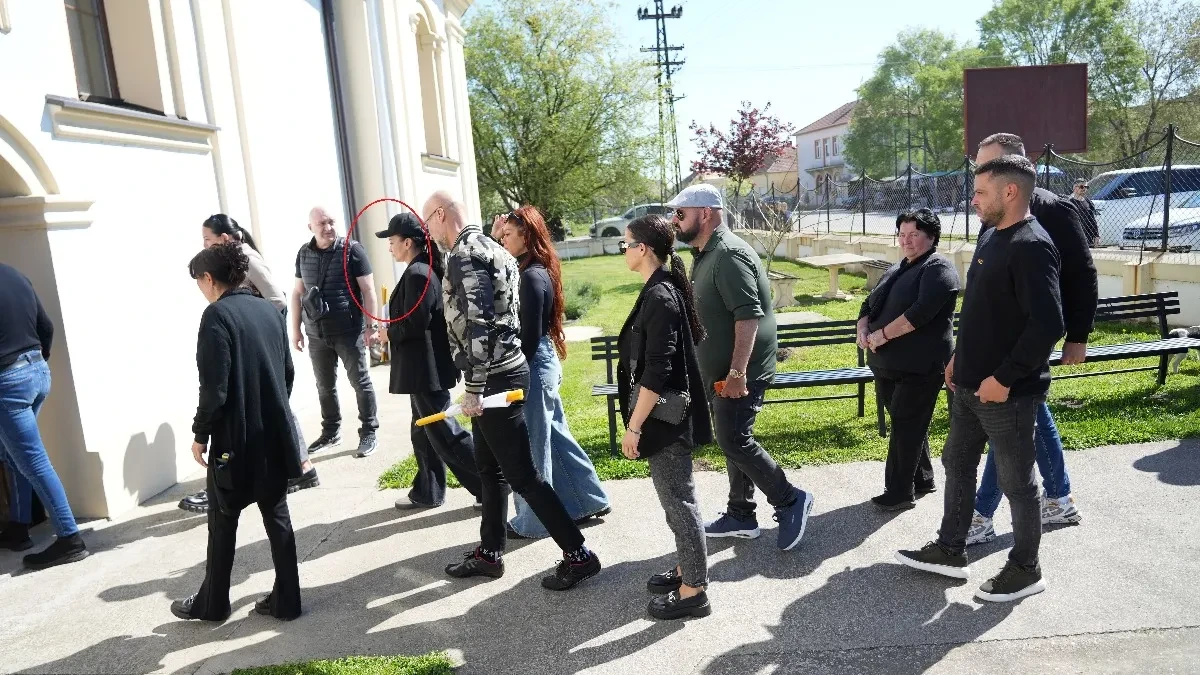 NA SAHRANI NIJE BILA, SAD JE DOŠLA U BRESTAČ NA POMEN LAZIĆEVOM BRATU Krije se od svih nema od bola