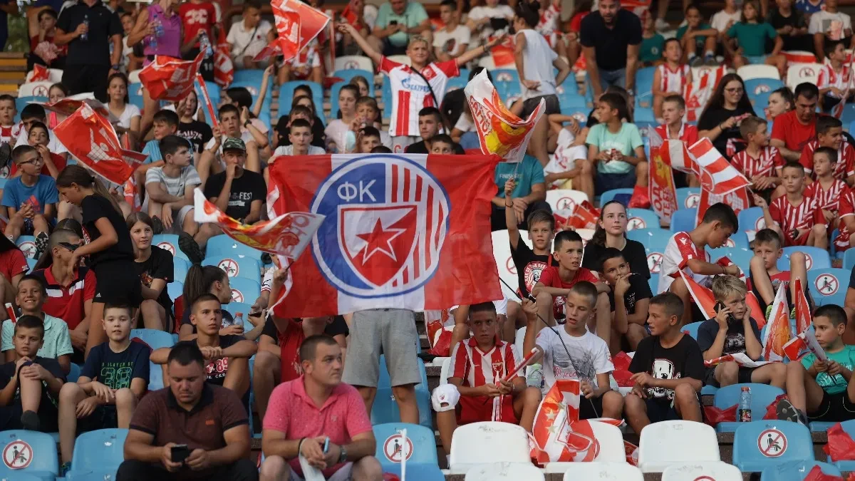 NAGRADA ZA NAJMLAĐE Paketići za mališane na meču Zvezde i Vojvodine