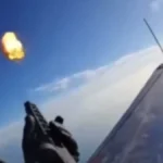 NAJLUĐI SNIMAK SA UKRAJINSKOG FRONTA Vojnici iz aviona obaraju ruske dronove puškom!