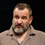 NENAD JEZDIĆ HITNO PREKINUO PREDSTAVU Odbrusio muškarcu iz publike: