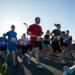 NEVEROVATAN PRIZOR SA MARATONA Trkač počeo da posrće blizu cilja- ono što je usledilo ODUŠEVILO je ceo svet (VIDEO)