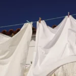 Ne bi vam palo na pamet da ubacite ovo u veš mašinu, ali radi: Evo kako da izbelite veš, treba vam samo 1 sastojak iz kuhinje