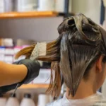 Nije plava, a ni braon: Ova boja apsolutno osvaja prolećnu sezonu, kosa izgleda nestvarno