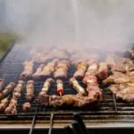 Ovo će vas spasiti za Prvi maj: Namirnica od par dinara očistiće roštilj za tren