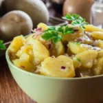 Ovo ni u ludilu ne biste stavili u nju, ali profesinalni kuvari da: Evo kako se pravi najbolja krompir salata, tajna je u ovome