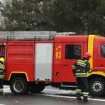 POŽAR U STANU NA DOBRINJI Vatra izbila u potkrovlju zgrade, vatrogasci na terenu