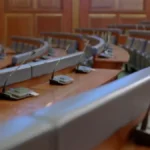 RASULO U SKUPŠTINI LAŽNE DRŽAVE Glasanje krenulo i bez 80 poslanika