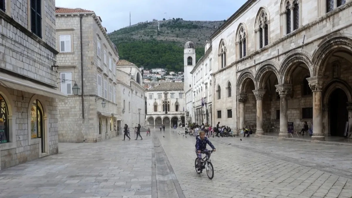 SKANDAL U HRVATSKOJ Deo tribina se urušio na stadionu, ima povređenih