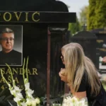 SLOMLJENA SUZANA NA SAŠIN GROB DONELA OVO Danas je posebno težak dan za porodicu Popović