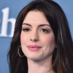 Svi pričaju o njenoj crvenoj haljini: Glumica En Hatavej očarala na premijeri filma