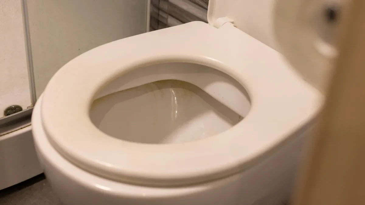 Treba vam 100 dinara i 60 minuta da skinete i najgori kamenac: Ovo prirodno sredstvo skida svu prljavštinu sa WC šolje