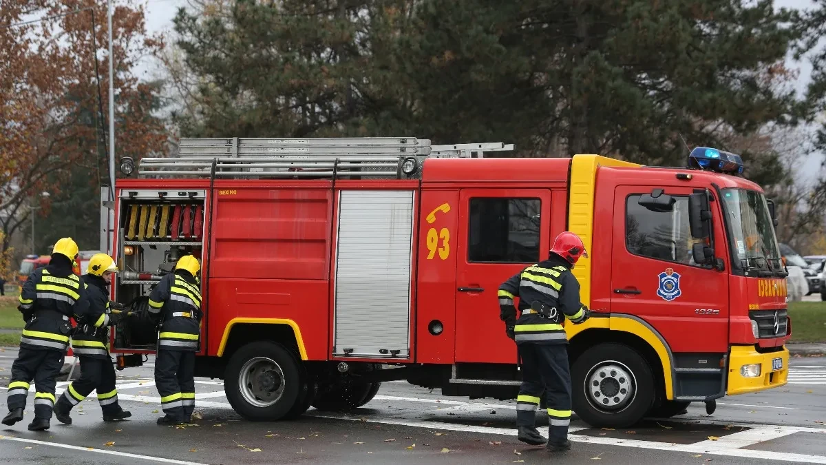 VELIKI POŽAR U BUGOJNU Vatra progutala skladište i tri firme, ogromna šteta