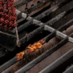 Zagorela rešetka od prošlog roštiljanja? Ovo povrće je čisti bez ribanja