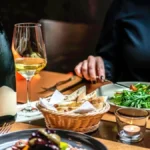 Zdravija večera: Nije važno samo šta jedete, već i gde, jednom nedeljno treba obedovati ovde