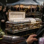 „KOVČEG 3.000€, PLAČ 200€!“ Smrt postala BIZNIS BEZ KOČNICE! Srbija u šoku – sahrane postale LUDILO!