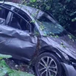 Automobil sleteo u kanal: Dve osobe povređene u strašnoj nesreći, angažovani i spasioci (FOTO) 