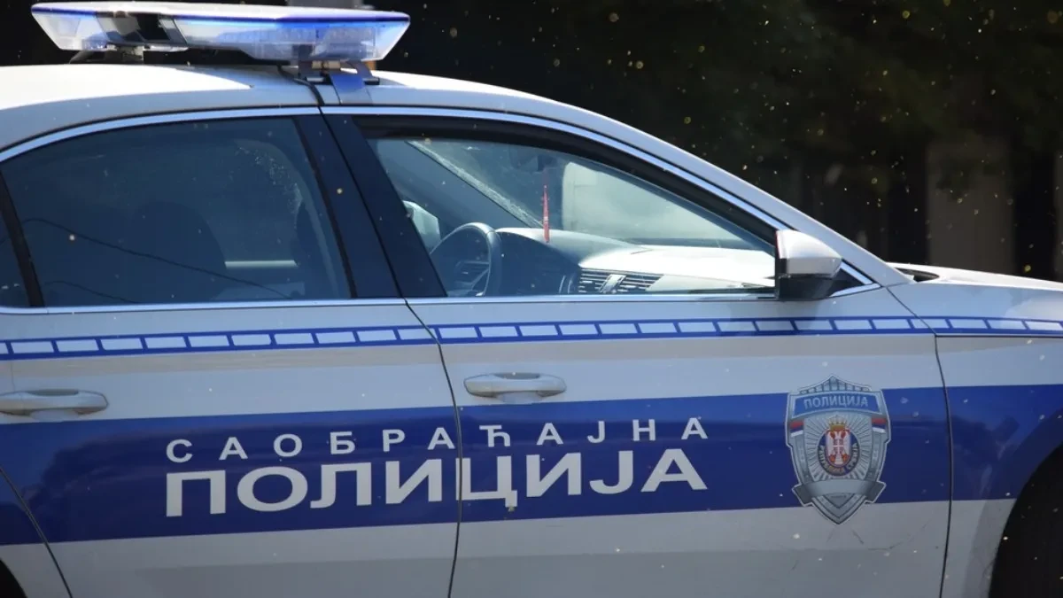 Automobil udario u kuću i završio u dvorištu! Prvi snimci nesvakidašnje nesreće u Novoj Varoši (FOTO)