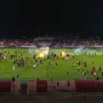Bizarne scene u Kragujevcu: Radnički izborio opstanak, navijači uleteli na teren i pojurili igrače