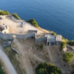 Devojka udarila glavu o stenu: Drama na plaži u Budvi